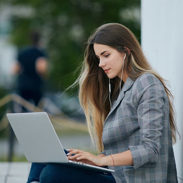kobieta pracuje na laptopie