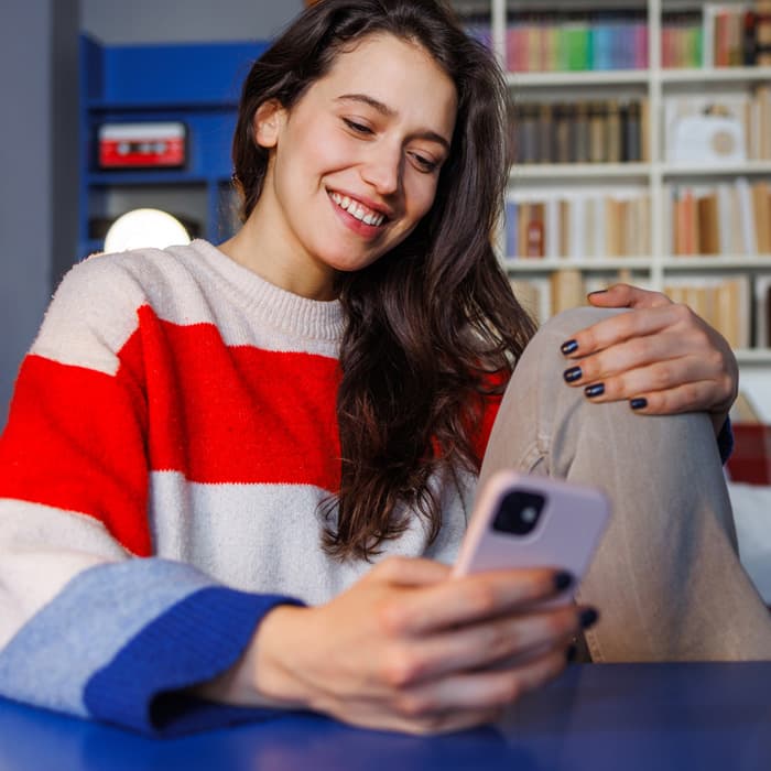 kobieta ze smartfonem