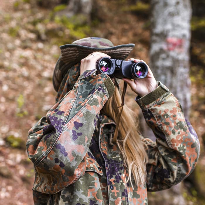 mężczyzna obserwuje przez lornetkę