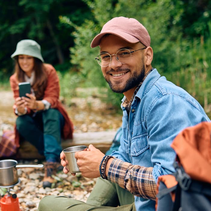 mężczyzna i kobieta w lesie 