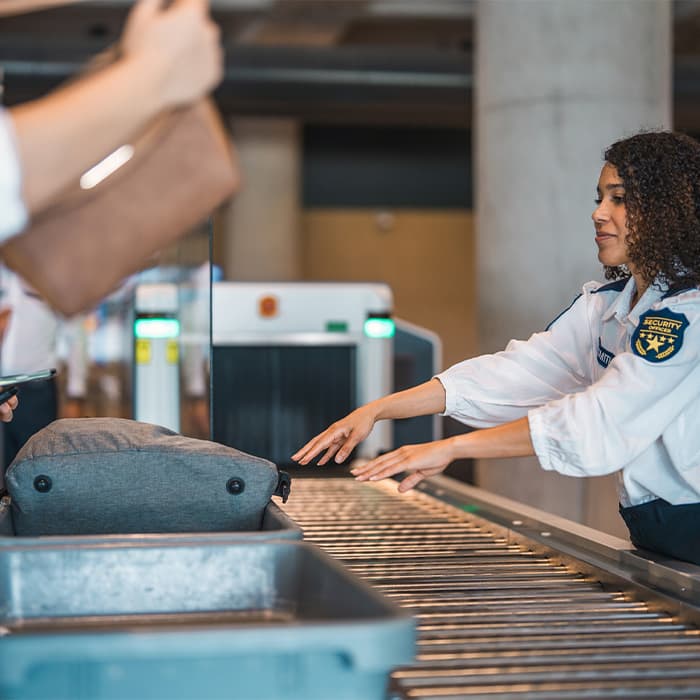 agent celny podczas kontroli bezpieczeństwa