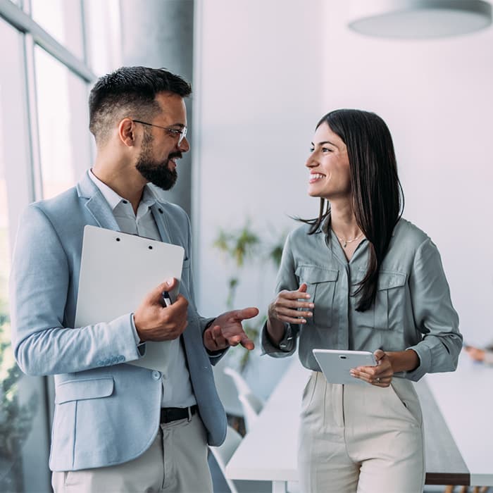 agent nieruchomości przedstawia ofertę klientce