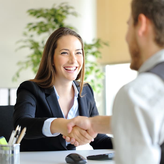 agent ubezpieczeniowy podpisuje umowę z klientem