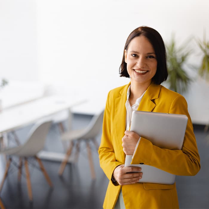 agentka ubezpieczeniowa trzyma teczkę z dokumentami 