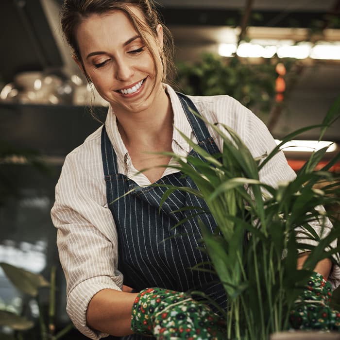 ogrodniczka pracująca z roślinami