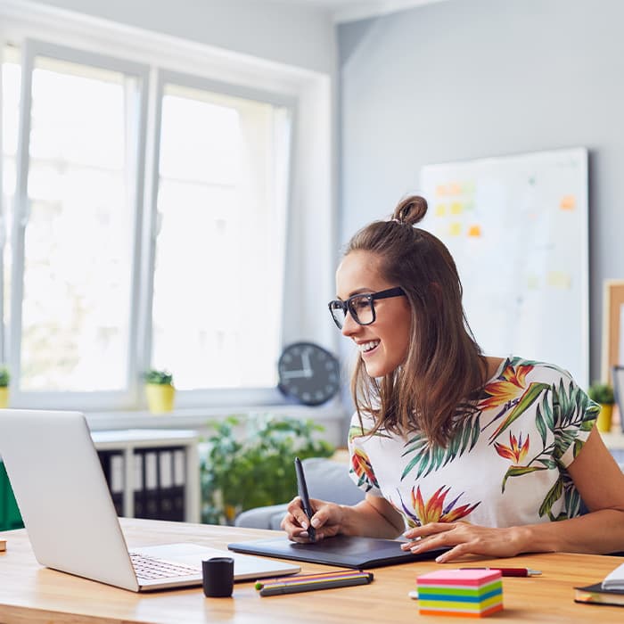 dekoratorka projektuje wnętrze przy użycia programu komputerowego