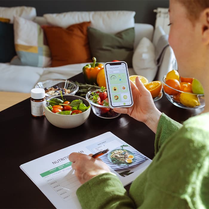 kobieta korzysta z aplikacji do układania diety