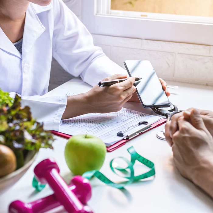 konsultant ds. dietetyki tłumaczy klientowi zasady zdrowej diety