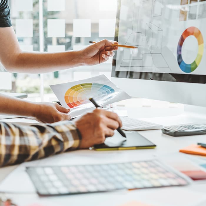 grafik komputerowy przy pracy