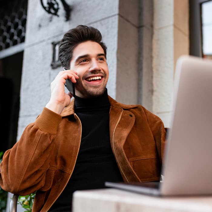 Influencer manager w trakcie pracy 