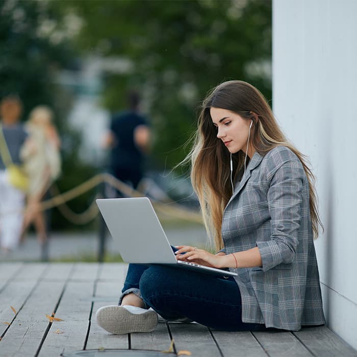 pracowniczka w trakcie pracy zdalnej