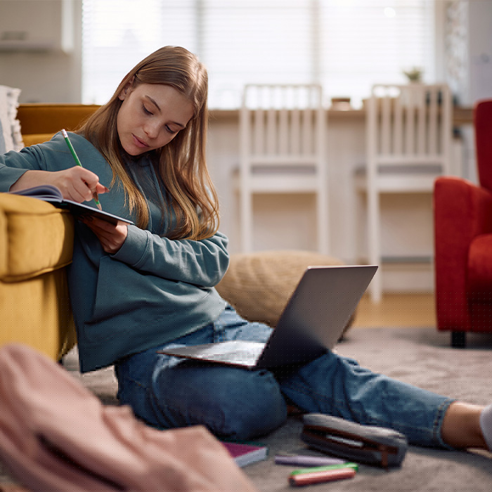 kobieta robi notatki 