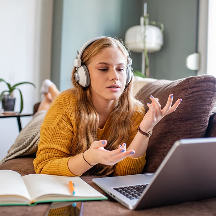 dziewczyna uczy się przy laptopie