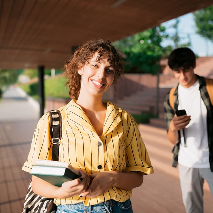 licealistka z liceum dla dorosłych przed zajęciami