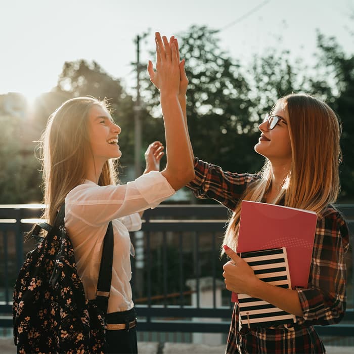 Licealistki cieszące się z nauki w szkole Żak