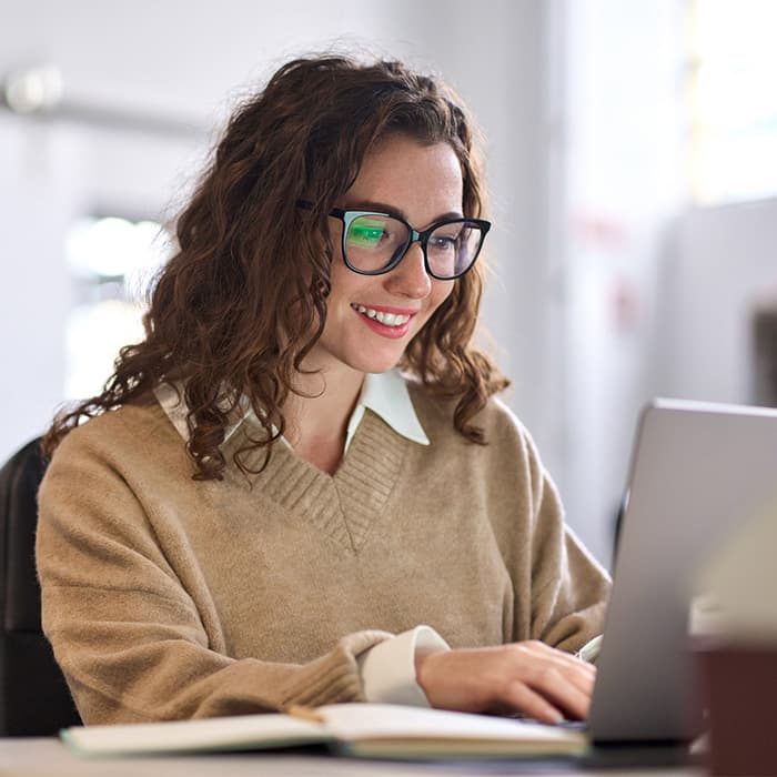 Kobieta korzysta z laptopa