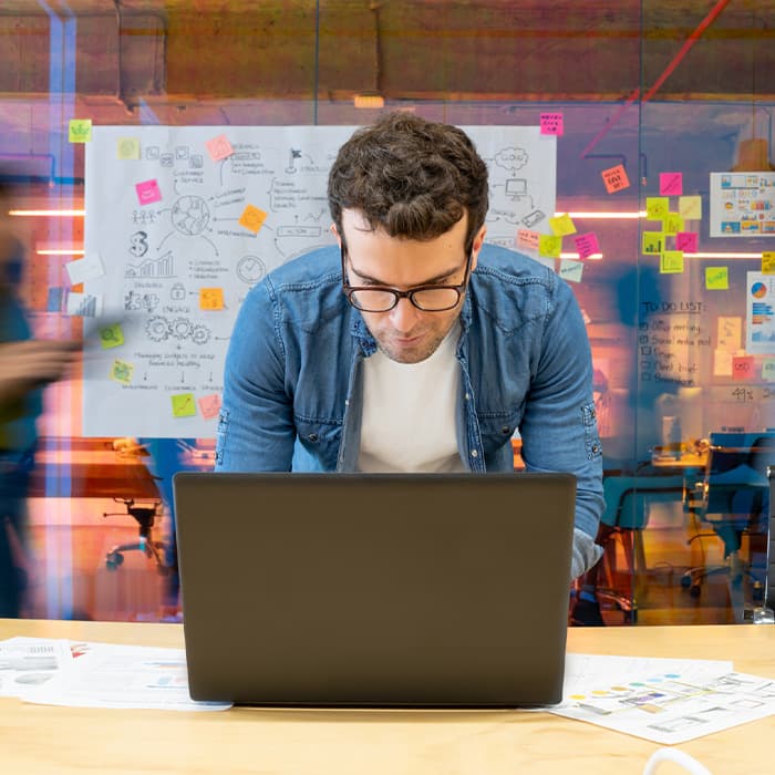 mężczyzna korzysta z laptopa