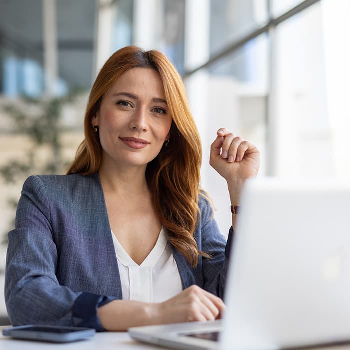 Kobieta pracuje przy komputerze 