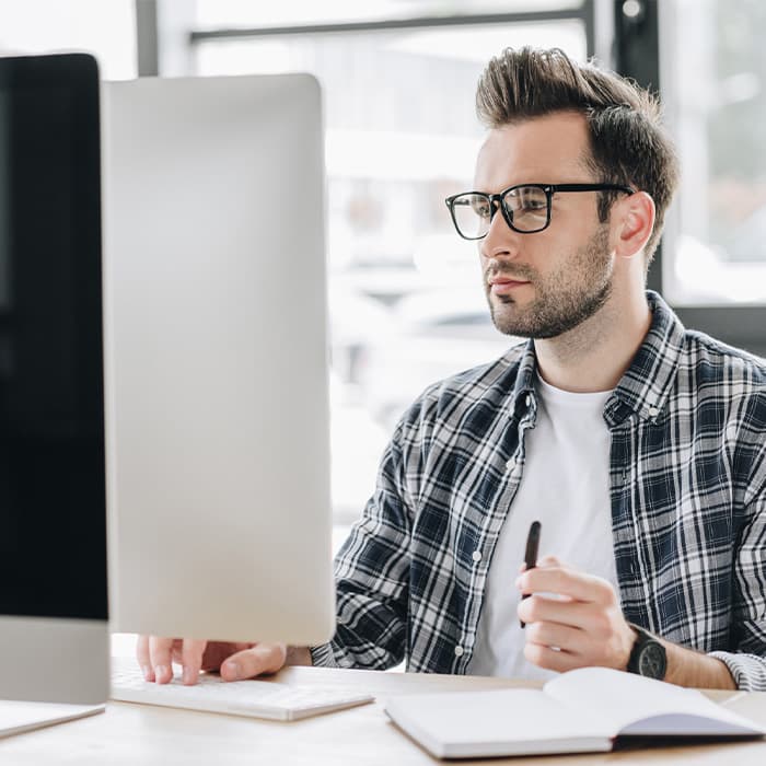 Mężczyzna pracuje przy komputerze 