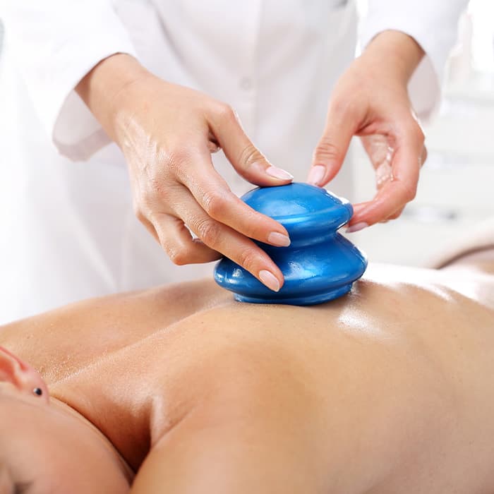 masaż pleców przy użyciu bańki chińskiej