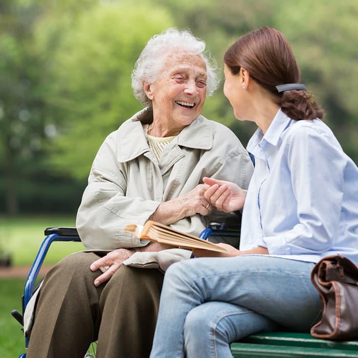 Opiekunka środowiskowa na spacerze z seniorką 