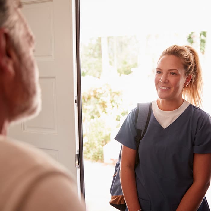 opiekunka środowiskowa odwiedza podopieczną 