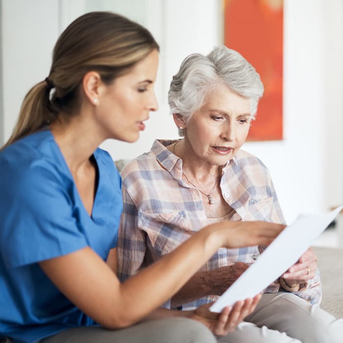 opiekunka spędza czas z seniorką