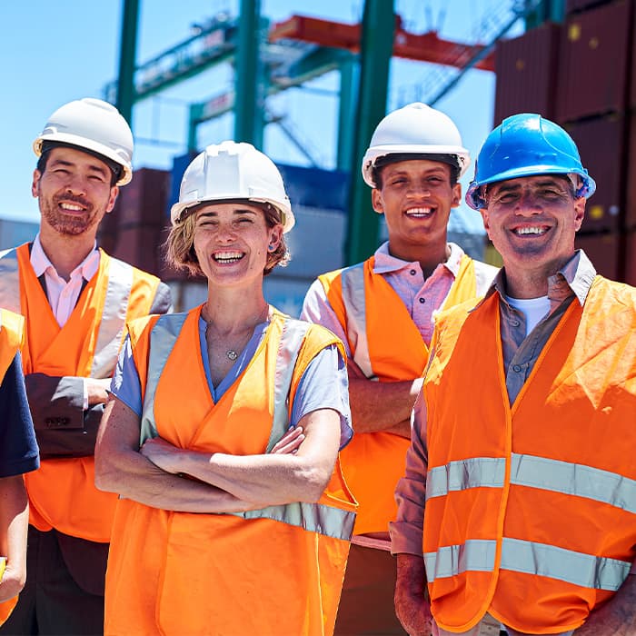 inspektorzy BHP w kamizelkach odblaskowych i kaskach 