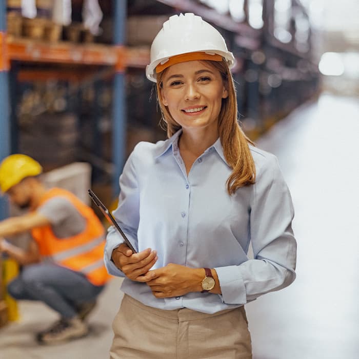 kierownik bhp nadzorująca pracę w magazynie