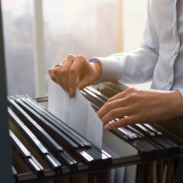 pracownik archiwum przeglądający dokumenty