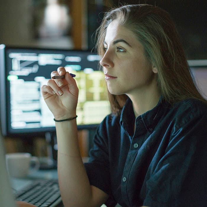 pracownik archiwum przeszukujący cyfrową bazę