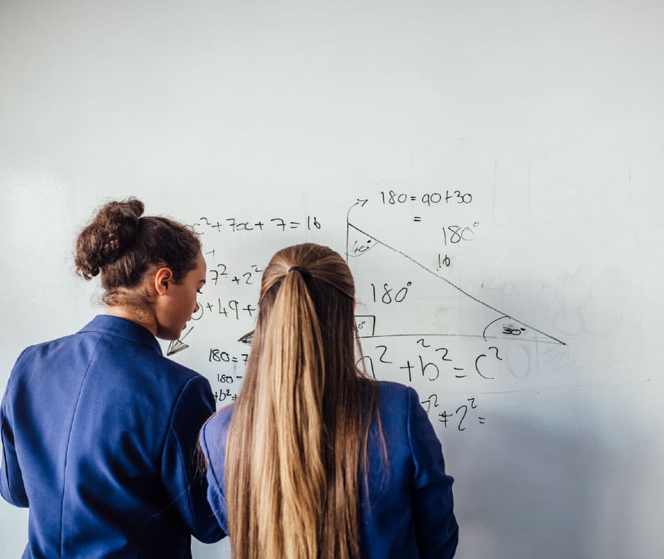maturzystki rozwiązują zadania z matematyki 