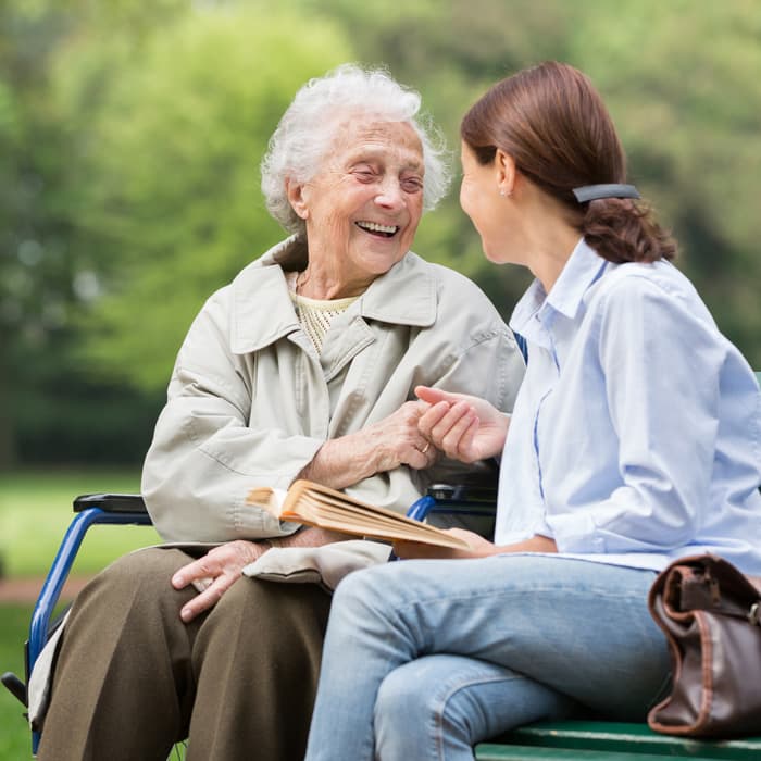 opiekunka i seniorka na spacerze