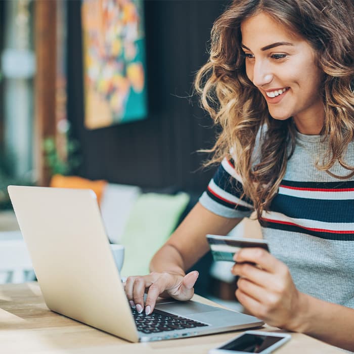 kobieta przy laptopie robiąca zakupy online