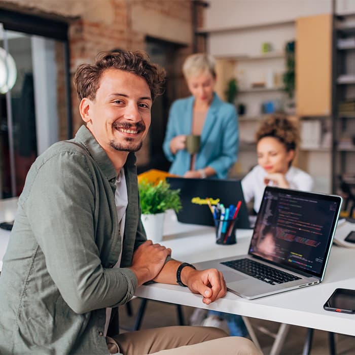 mężczyzna pracujący przy sklepie online