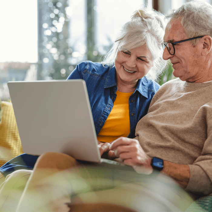 seniorzy korzystają z laptopa