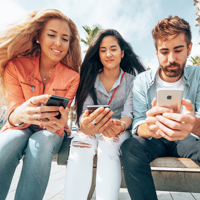 ludzie korzystający z social mediów