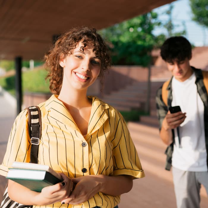 Kobieta stoi z książkami
