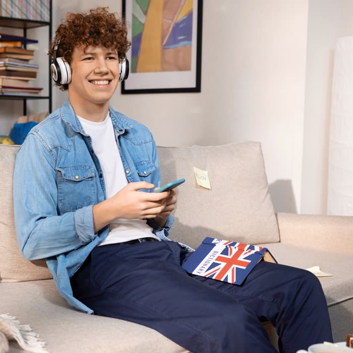 Mężczyzna uczy się języka angielskiego