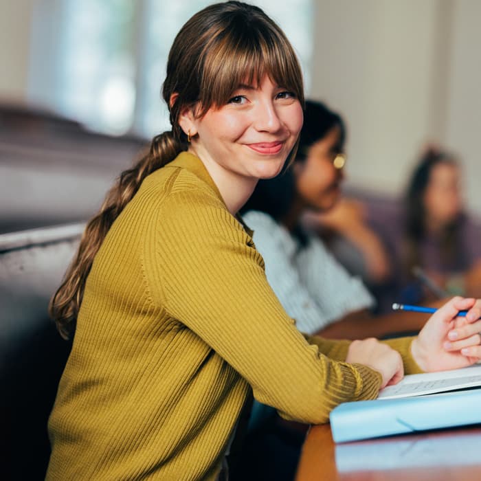 Kobieta uczy się niemieckiego