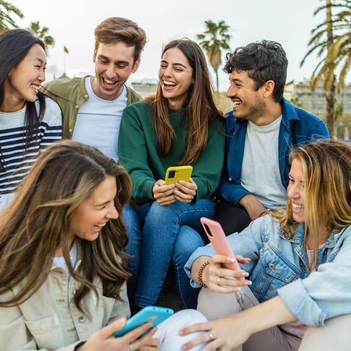 Grupa uczniów w czasie przerwy