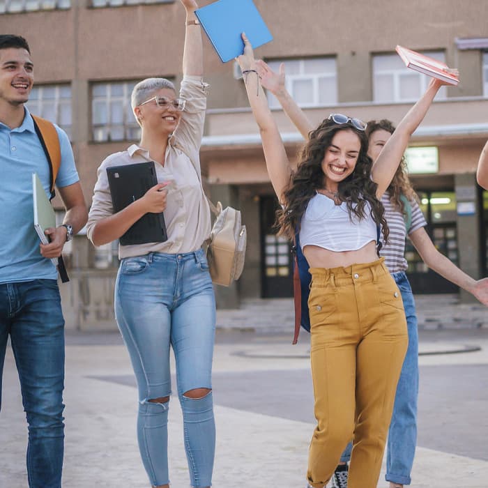 Grupa znajomych w czasie przerwy