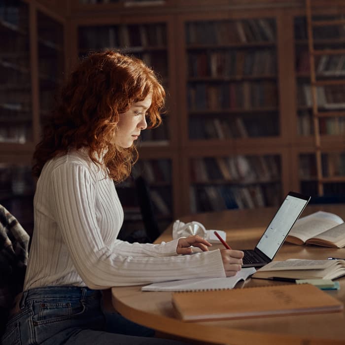 Kobieta uczy się języka niemieckiego