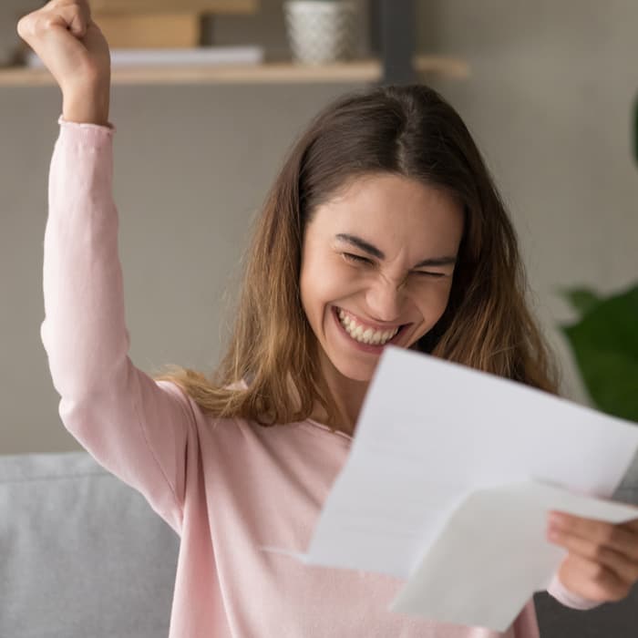 maturzystka cieszy się z wyników matury