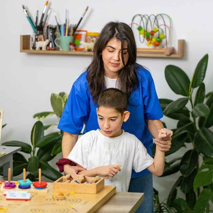 terapeutka prowadzi zajęcia manualne