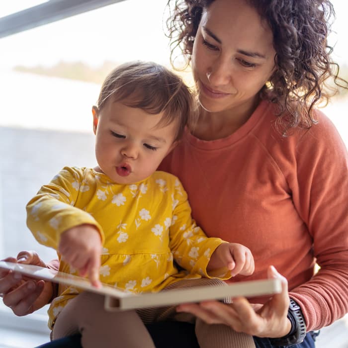 opiekunka zajmuje się dzieckiem