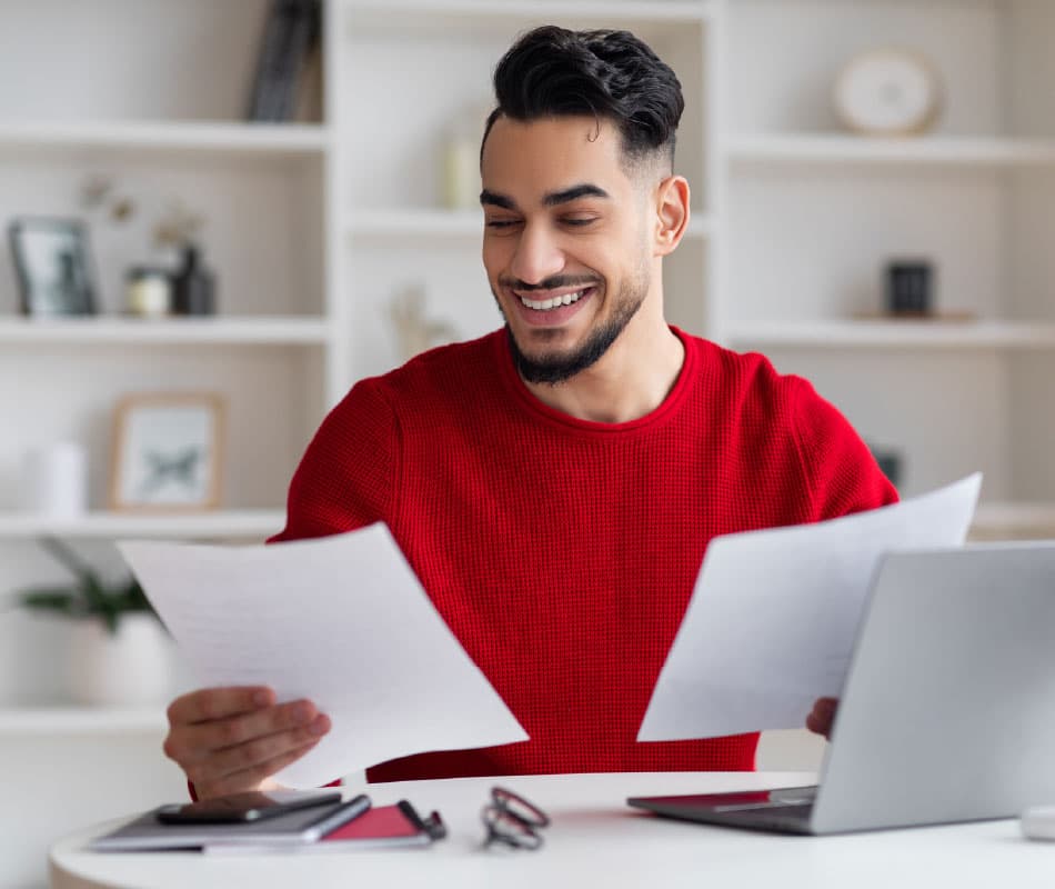 Mężczyzna zapoznaje się w fakturami