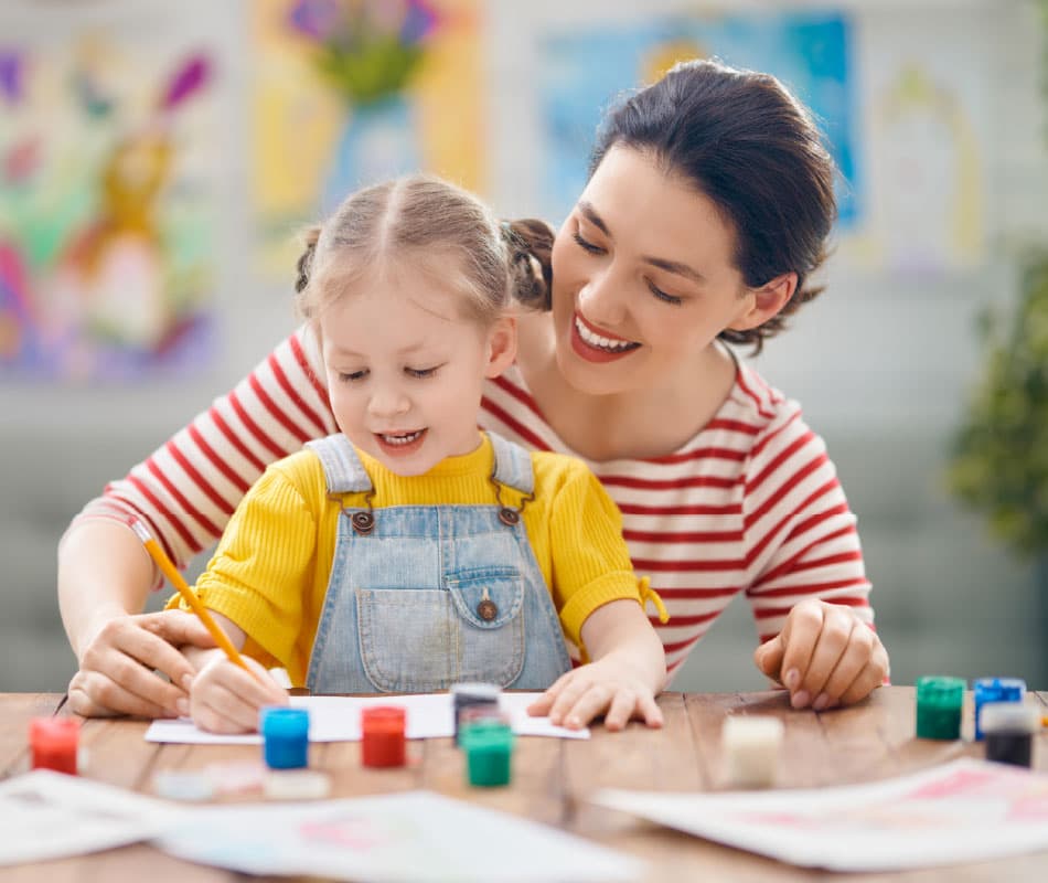 Kobieta w trakcie zabawy z dzieckiem