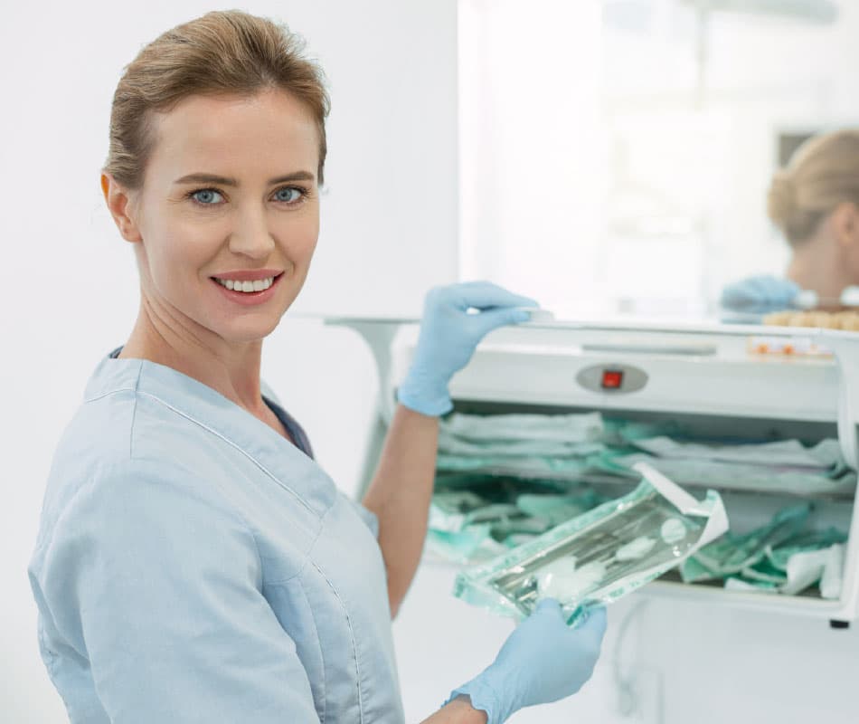 technik sterylizacji w trakcie pracy