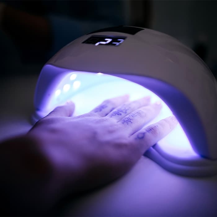 utwardzanie lakieru na paznokciach